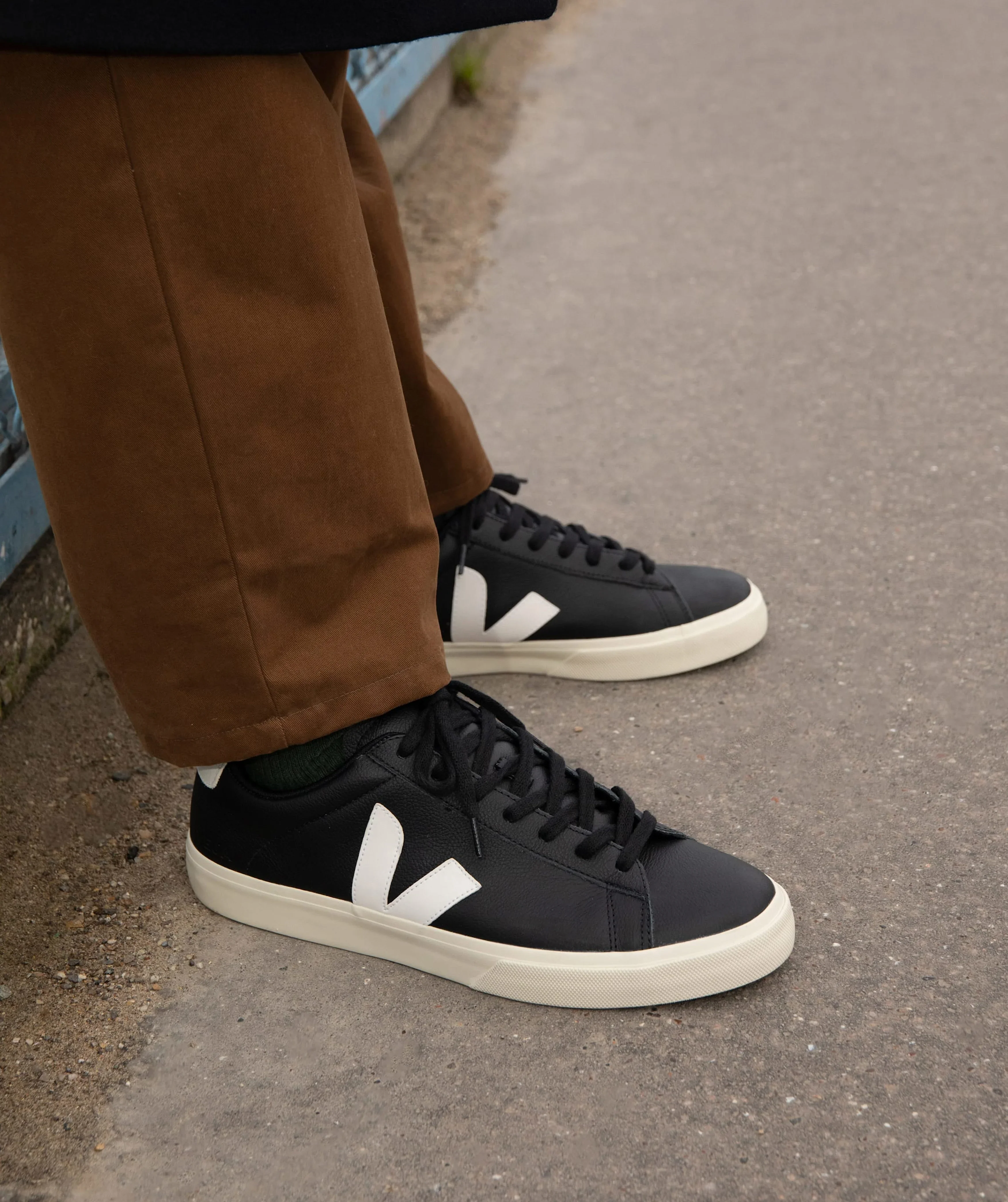 Veja Mens Campo ChromeFree Leather Sneakers - Black/White - Image 4