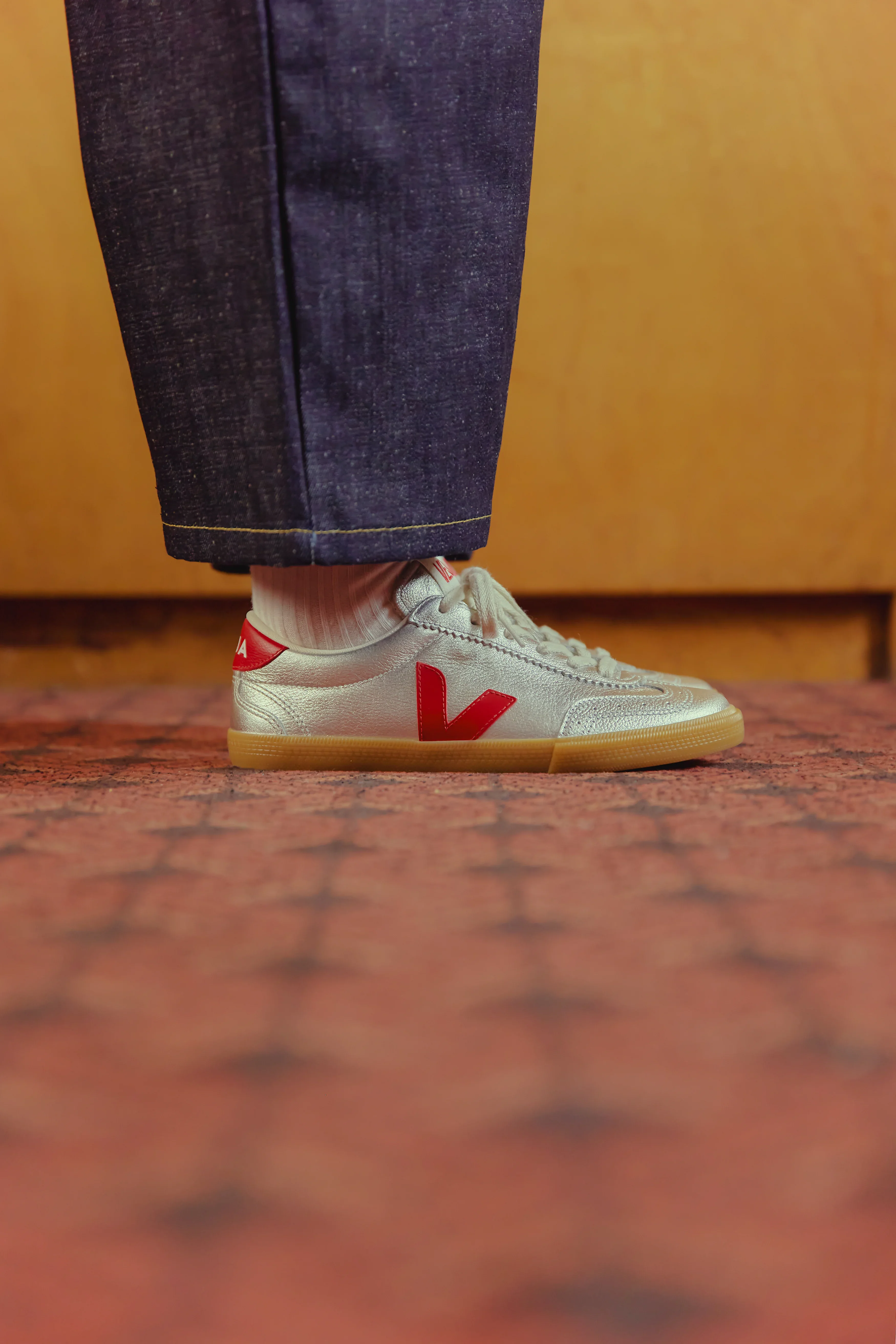 Veja Womens Volley O.T Leather Sneakers - Silver/Pepper - Image 4